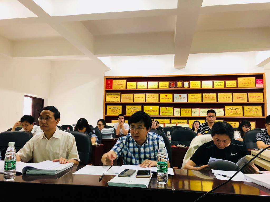 图2 答辩专家现场提问中