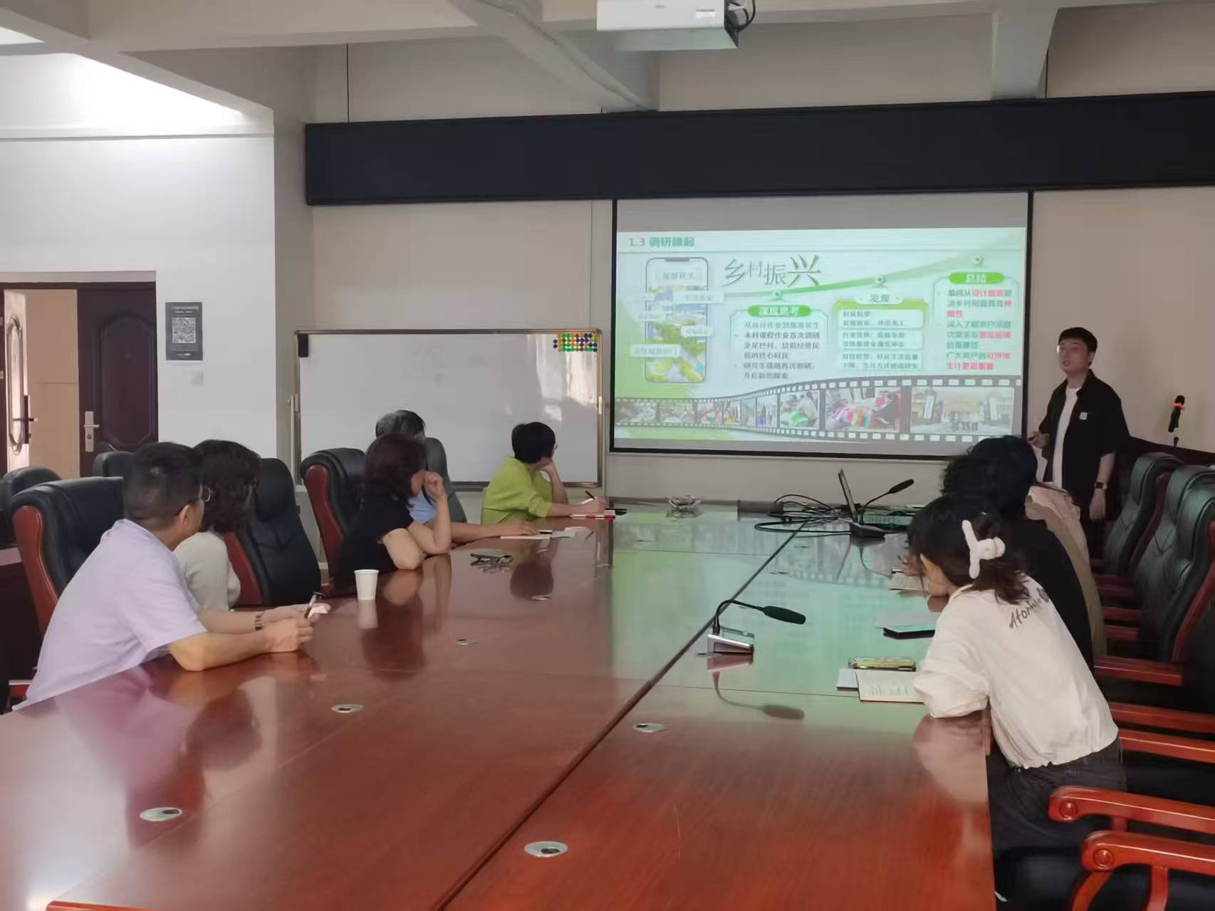 学院组织专家对项目进行指导.jpg